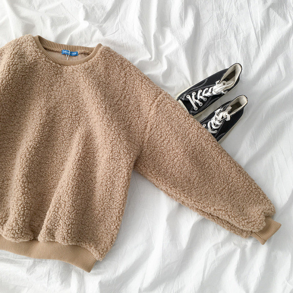 Fehér és barna színű női pulóver ovális nyakkivágással és hosszú ujjal