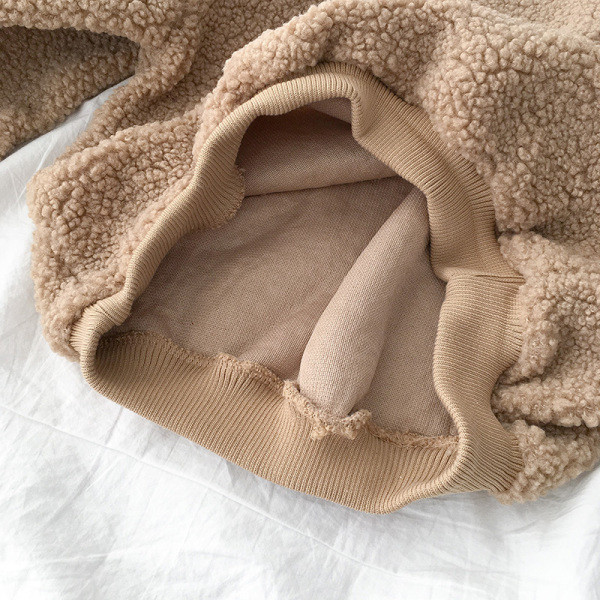 Fehér és barna színű női pulóver ovális nyakkivágással és hosszú ujjal