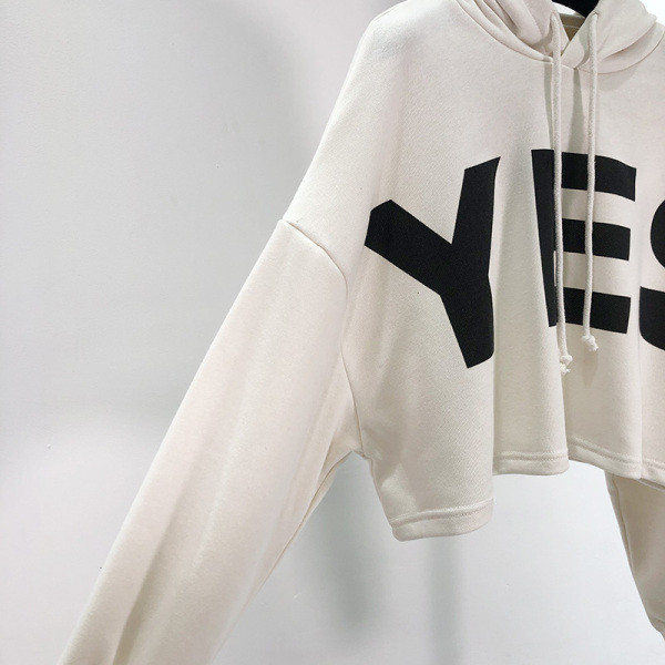 Κοντό αθλητική-casual φούτερ  με κουκούλα και γράμματα