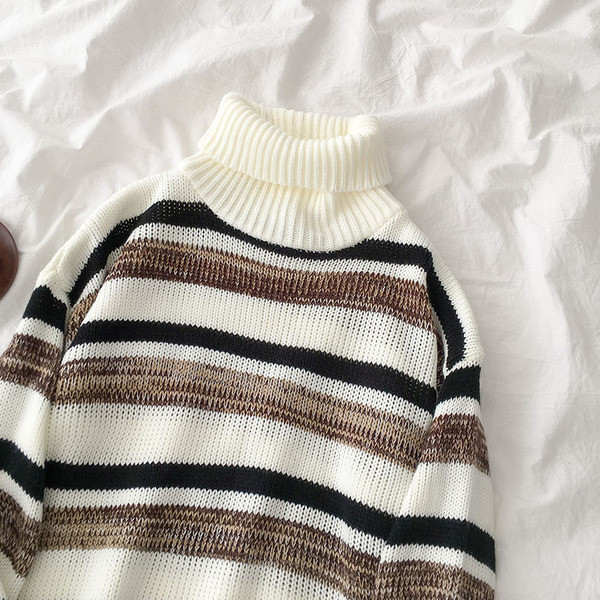 Ριγέ γυναικείο πουλόβερ σε δύο χρώματα με ψηλό γιακά και μακρύ μανίκι