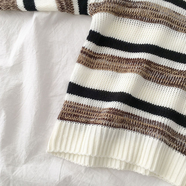 Ριγέ γυναικείο πουλόβερ σε δύο χρώματα με ψηλό γιακά και μακρύ μανίκι