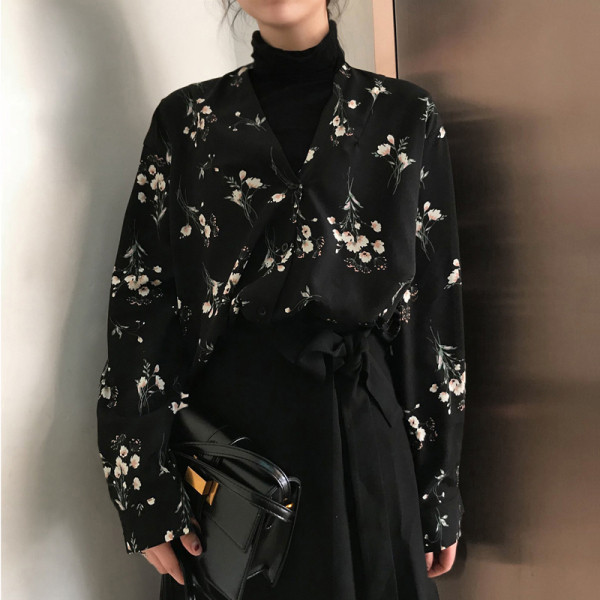 Γυναικείο φαρδύ πουκάμισο με V-λαιμόκοψη σε μαύρο χρώμα και floral πριντ
