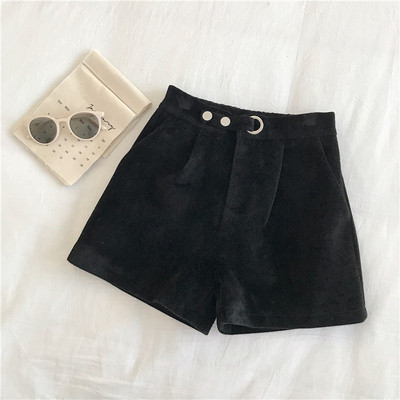 Σύντομα γυναικεία παντελόνια σε τρία χρώματα με ελαστική μέση και τσέπες