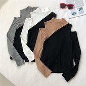 Μοντέρνα γυναικεία μπλούζα σε τρία χρώματα με γυμνά ώμοι και μακριά μανίκια