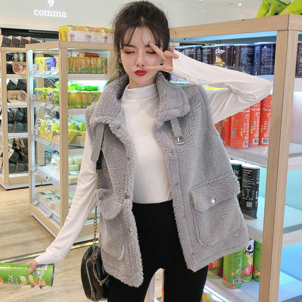 Modern női mellény fehér és szürke színben, zsebekkel