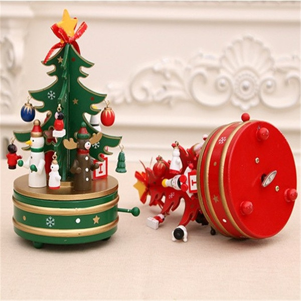 Дървена въртяща се музикална кутия във формата на коледна елха в червен и зелен цвят