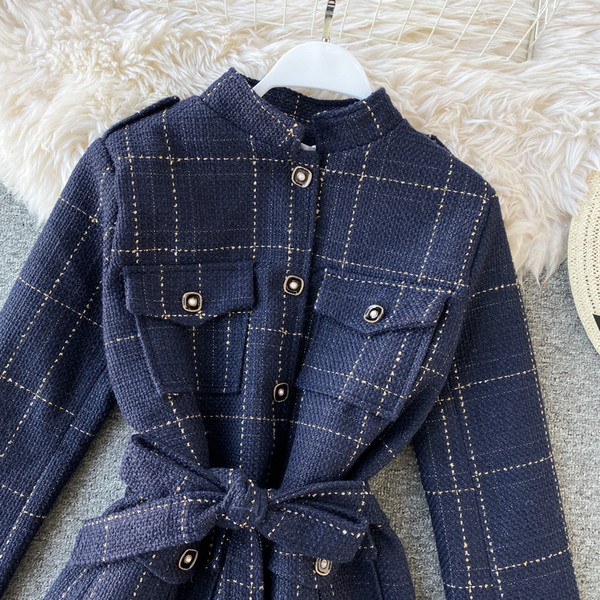 Modern női kabát övvel és gombokkal kék és fekete színben