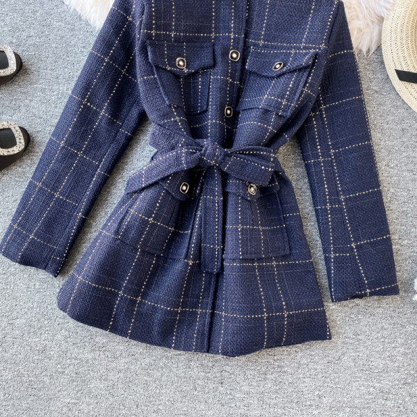 Modern női kabát övvel és gombokkal kék és fekete színben