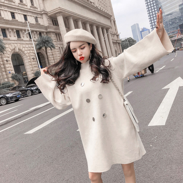 Μοντέρνο γυναικείο πλεκτό φόρεμα με κολάρο και κουμπιά 