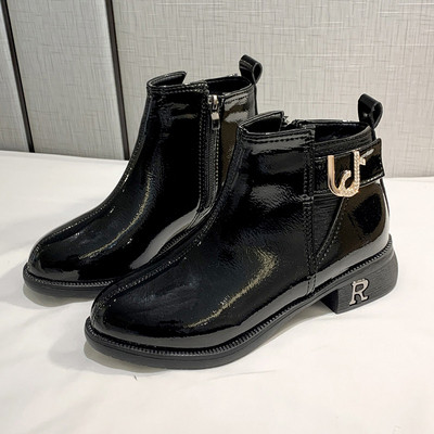 Μοντέρνες γυναικείες μπότες με επίπεδη σόλα και μεταλλικό στοιχείο σε μαύρο και άσπρο χρώμα