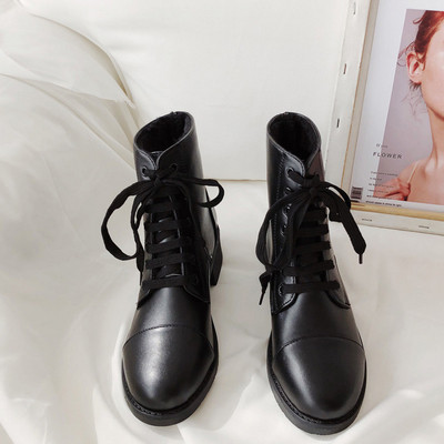 Γυναικείες έκο δερμάτινες μπότες για το φθινόπωρο και το χειμώνα με κορδόνια με μαύρο και λευκό χρώμα