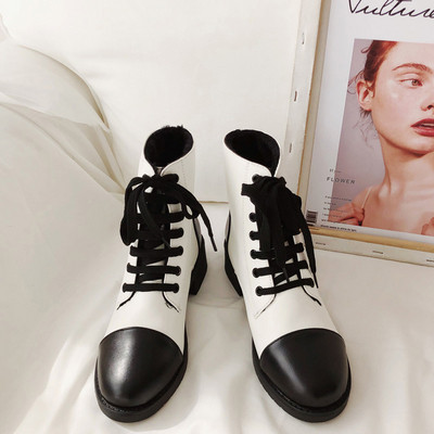 Γυναικείες έκο δερμάτινες μπότες για το φθινόπωρο και το χειμώνα με κορδόνια με μαύρο και λευκό χρώμα