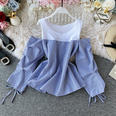 Ριγέ μπλούζα γυναικεία με γυμνούς ώμους και κορδόνια σε μαύρο και μπλε χρώμα