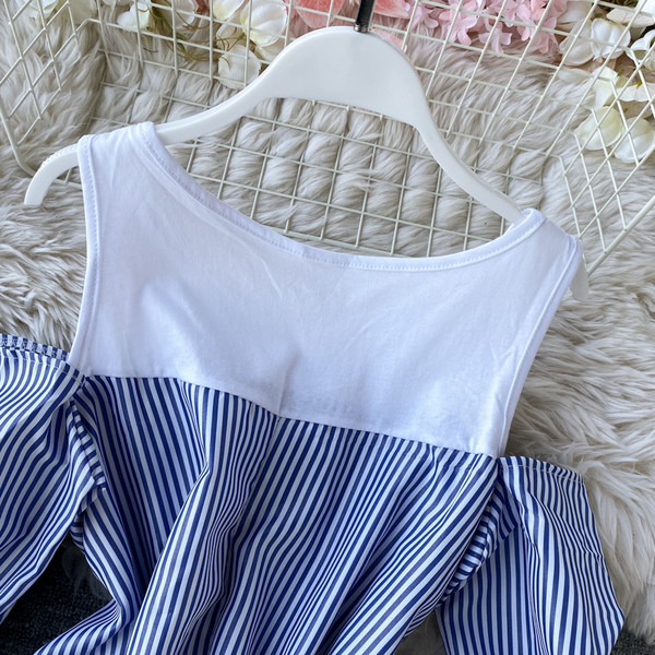 Ριγέ μπλούζα γυναικεία με γυμνούς ώμους και  κορδόνια σε μαύρο και μπλε χρώμα