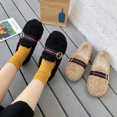 Γυναικείες χνουδοτές παντόφλες με μεταλλικό στοιχείο σε μαύρο και μπεζ χρώμα