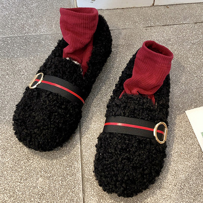 Γυναικείες χνουδοτές παντόφλες με μεταλλικό στοιχείο σε μαύρο και μπεζ χρώμα