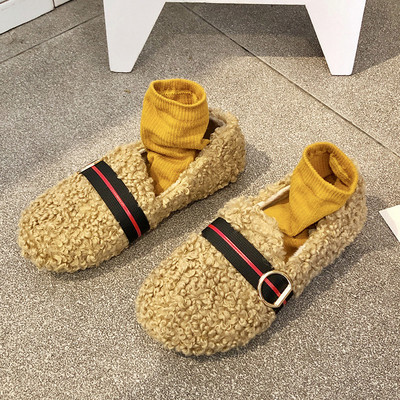 Γυναικείες χνουδοτές παντόφλες με μεταλλικό στοιχείο σε μαύρο και μπεζ χρώμα