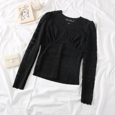 Bluză de damă din dantelă cu decolteu spitz în negru și bej