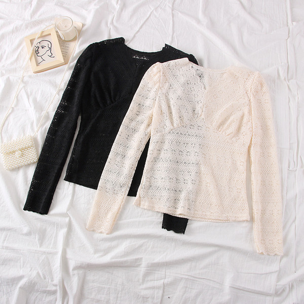 Bluză de damă din dantelă cu decolteu spitz în negru și bej