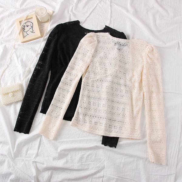 Bluză de damă din dantelă cu decolteu spitz în negru și bej