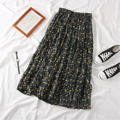 Lezser női szabású szoknya virágos motívumokkal, bézs, kék és lila színekben