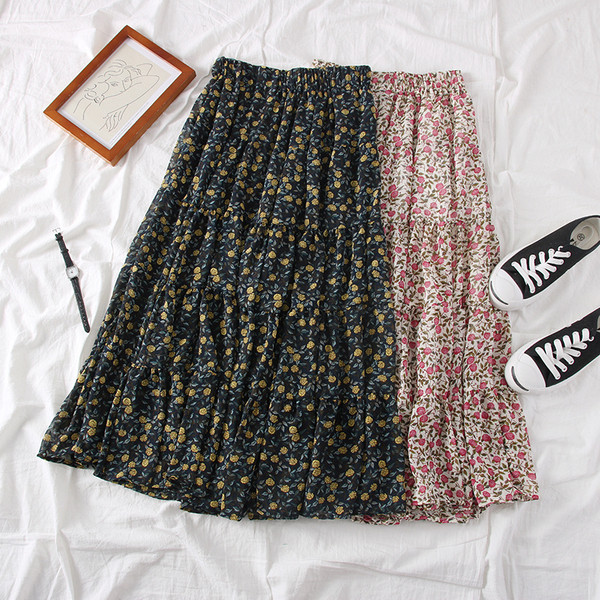 Lezser női szabású szoknya virágos motívumokkal, bézs, kék és lila színekben