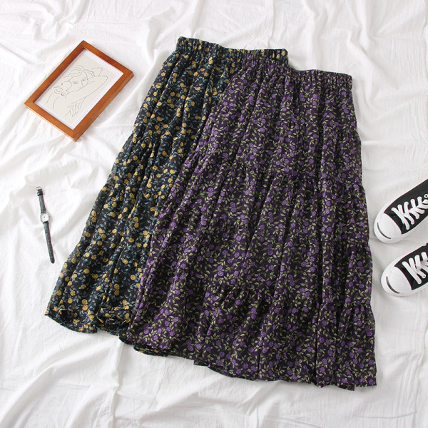 Lezser női szabású szoknya virágos motívumokkal, bézs, kék és lila színekben