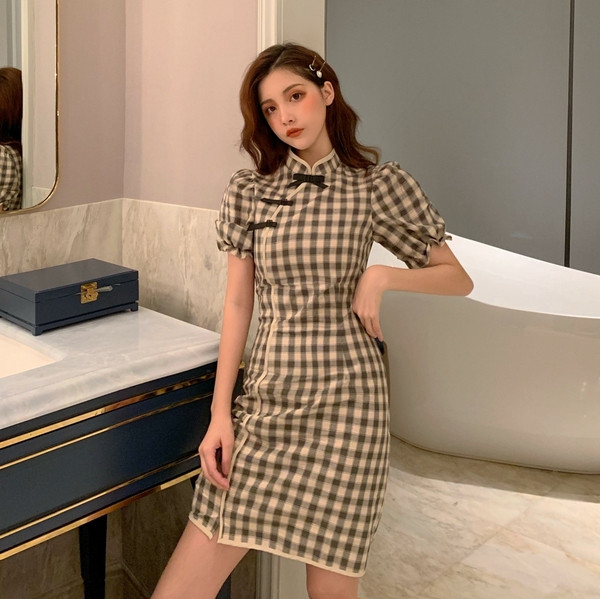 Rövid kockás alkalmi ruha rövid ujjal