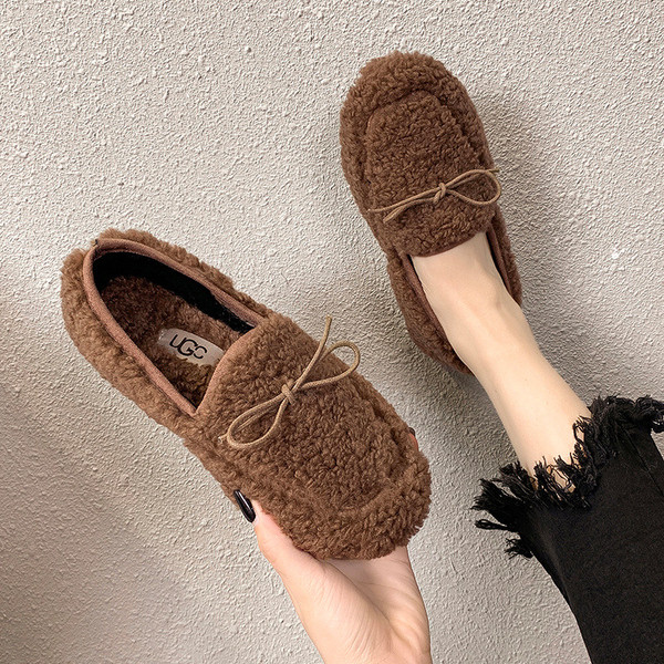 Női alkalmi pehelypapucs lapos talppal, fehér, fekete, barna és bézs színben