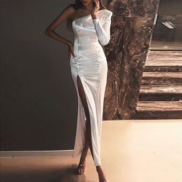 Modern női hosszú ruha, fehér színű hasítékkal