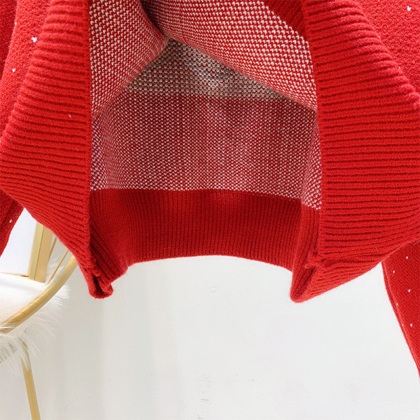 Piros karácsonyi motívumú, modern női pulóver