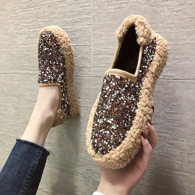 Σπιτικές χειμωνιάτικες παντόφλες με γυαλιστερό αποτέλεσμα σε λευκό, μαύρο και καφέ χρώμα