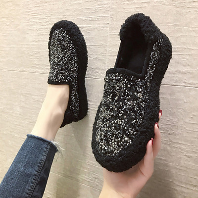 Σπιτικές χειμωνιάτικες παντόφλες με γυαλιστερό αποτέλεσμα σε λευκό, μαύρο και καφέ χρώμα