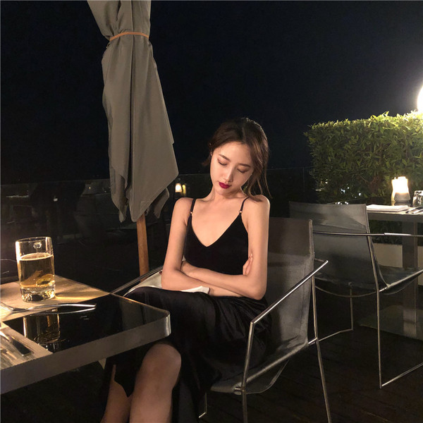 Κομψό γυναικείο  βελούδινο εξώπλατο φόρεμα  με λεπτούς ιμάντες ώμου 