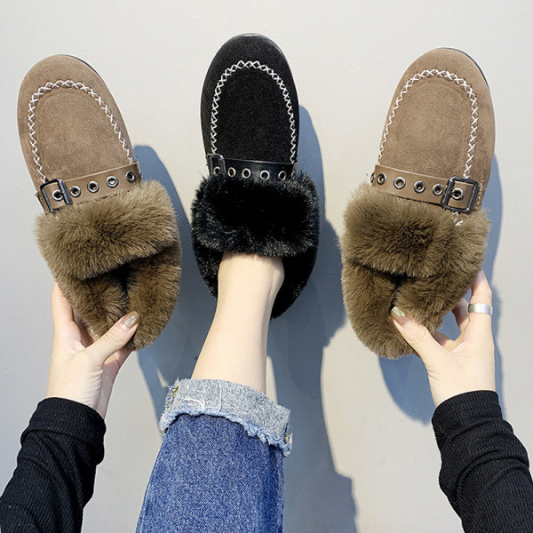 Γυναικείες χειμωνιάτικες μπότες με επίπεδη σόλα και μαλακή επένδυση σε μαύρο και καφέ χρώμα