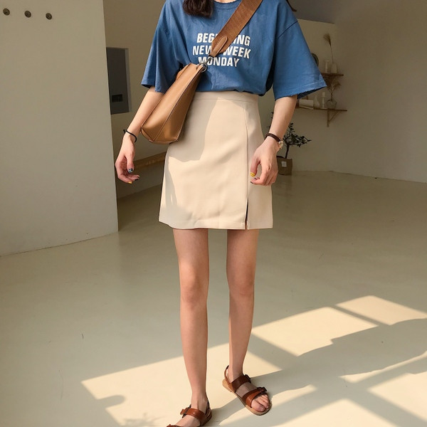 Rövid alkalmi szoknya hasítékkal, magas derékkal, bézs, barna és fekete színben