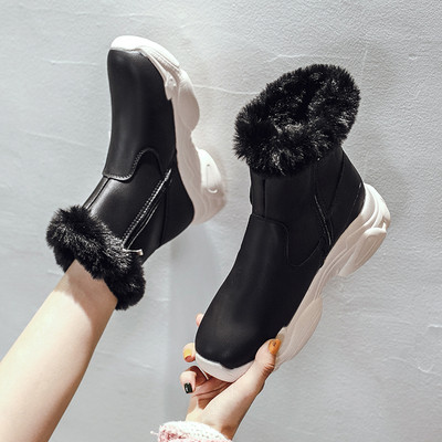 Γυναικείες μπότες φθινοπώρου-χειμώνα με μαλακή επένδυση σε μαύρο και άσπρο χρώμα