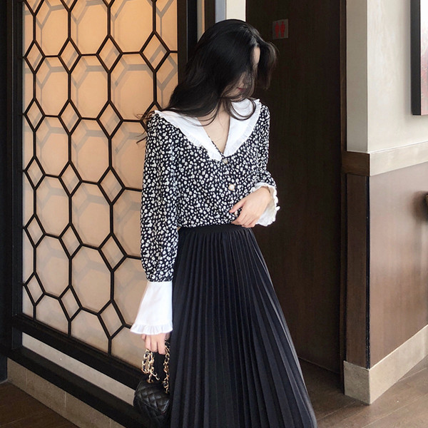 Μακρόστενη πλισέ γυναικεία φούστα σε σκούρο χρώμα