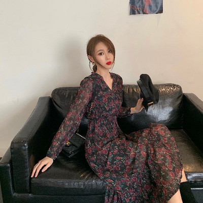 Hosszú alkalmi ruha spitz nyakkivágással és virágmintával