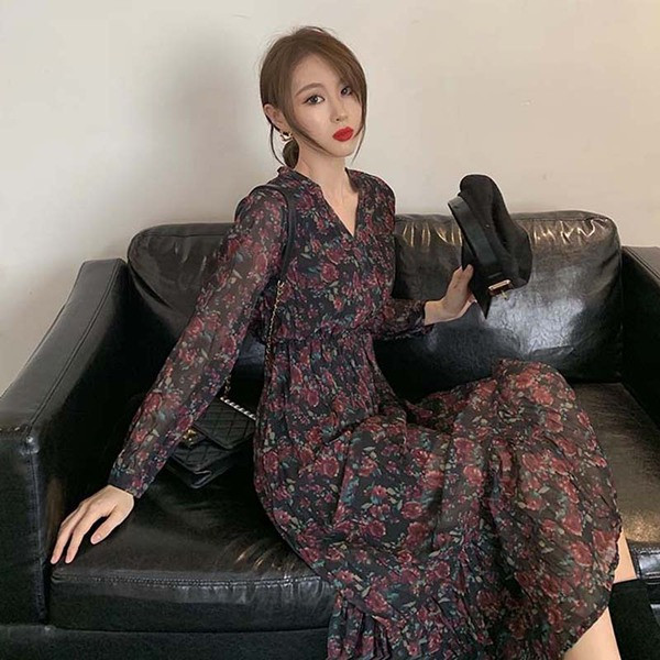 Hosszú alkalmi ruha spitz nyakkivágással és virágmintával