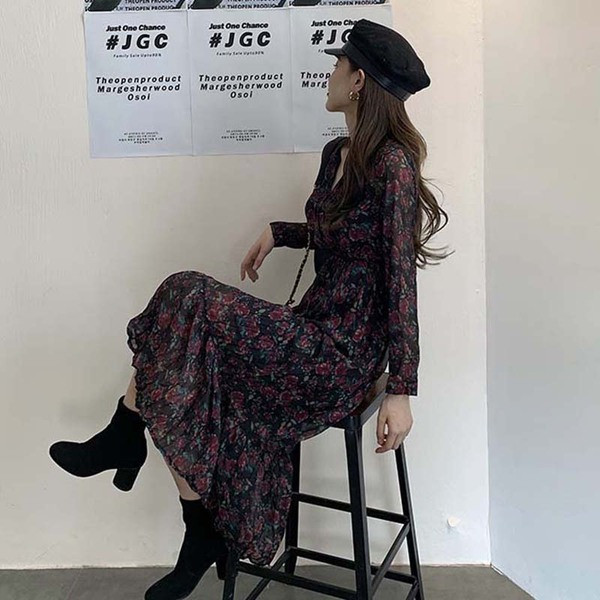 Hosszú alkalmi ruha spitz nyakkivágással és virágmintával