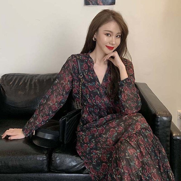 Hosszú alkalmi ruha spitz nyakkivágással és virágmintával