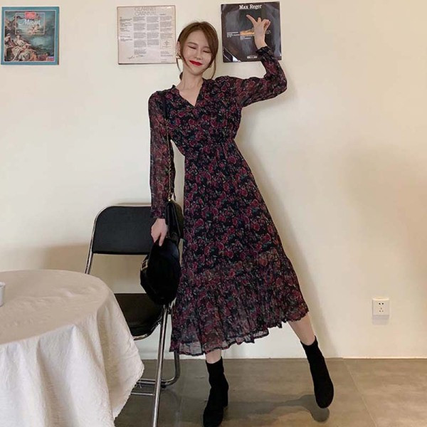 Hosszú alkalmi ruha spitz nyakkivágással és virágmintával