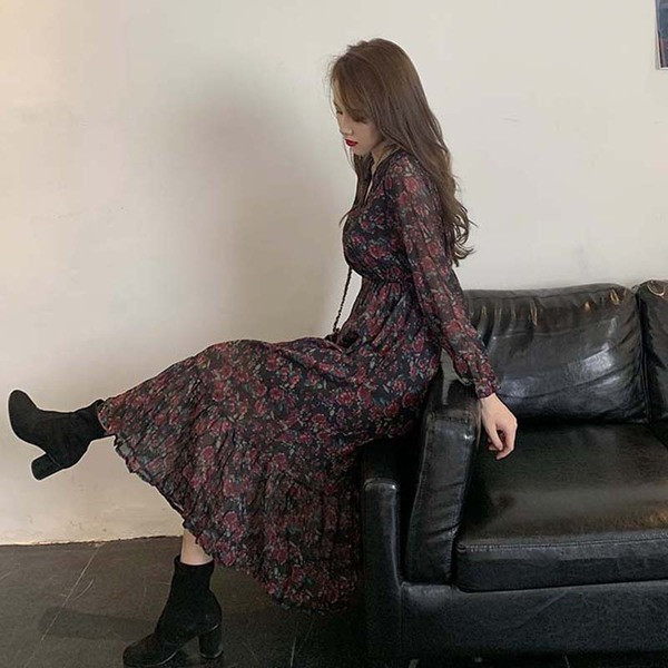 Hosszú alkalmi ruha spitz nyakkivágással és virágmintával