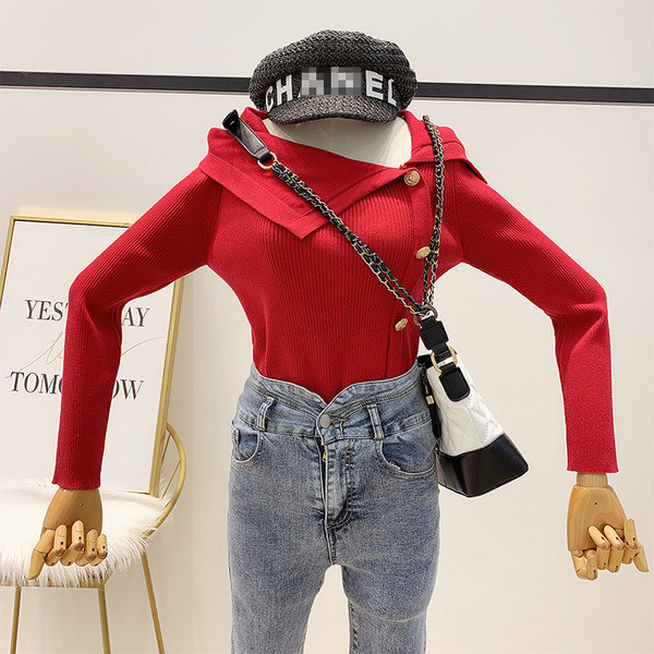 Divatos női pulóver vékony kötésből, gombokkal