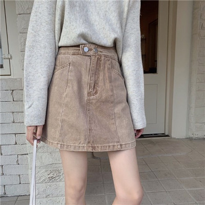 Σύντομη φούστα denim με τσέπες και υψηλή μέση σε μπεζ και μαύρο χρώμα