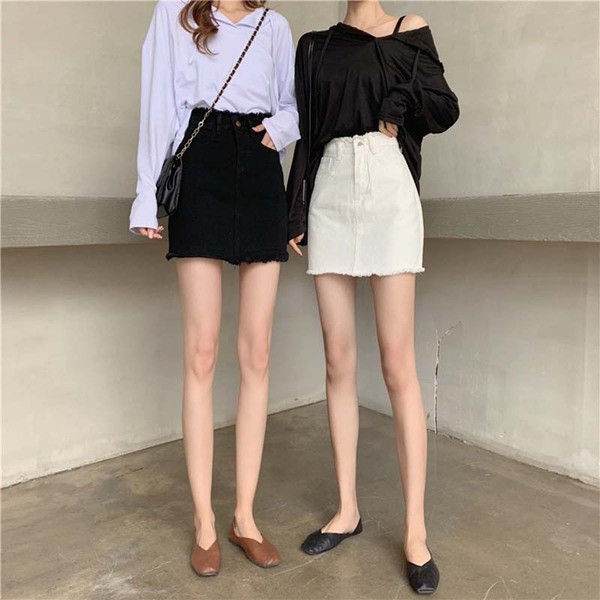 Modern rövid farmerszoknya fehér és fekete színben