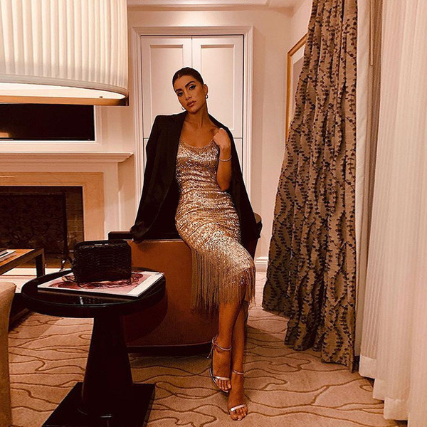 Elegáns női ruha rojtokkal és flitterekkel, rózsaszínben