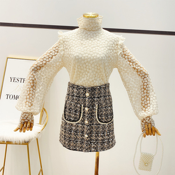 Női csipkeblúz magas gallérral, fehér, fekete és bézs színben