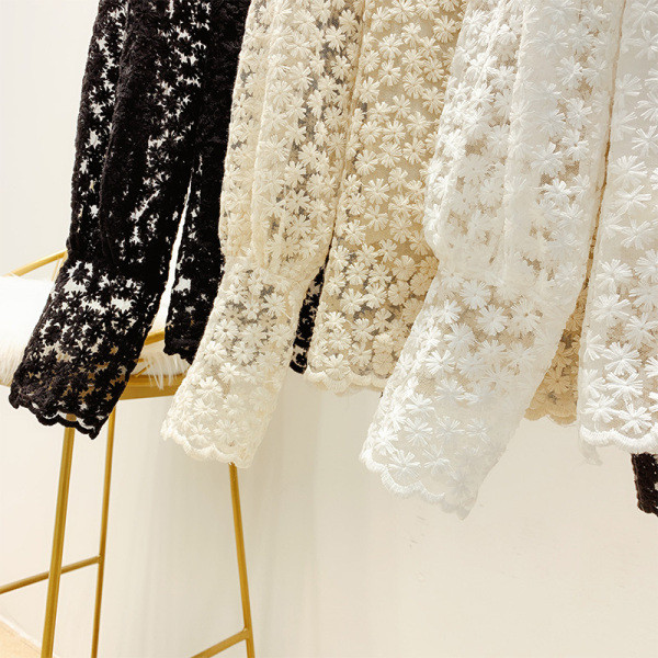 Női csipkeblúz magas gallérral, fehér, fekete és bézs színben